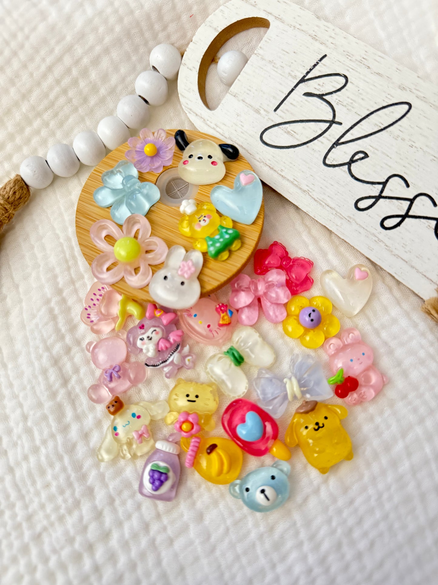 25pcs. of mixed resins